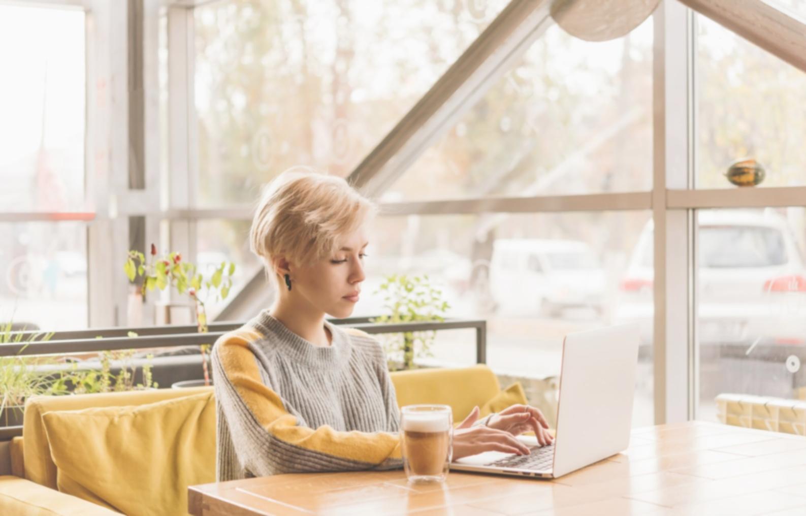 Filmschnitt-Arbeitsplatz mit professioneller Ausrüstung